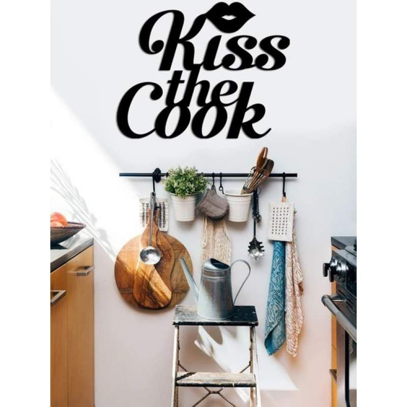 Kiss The Cook Temalı Ahşap Duvar Dekoru
