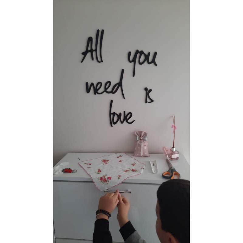All You Need İs Love yazılı dekoratif duvar tasarımı